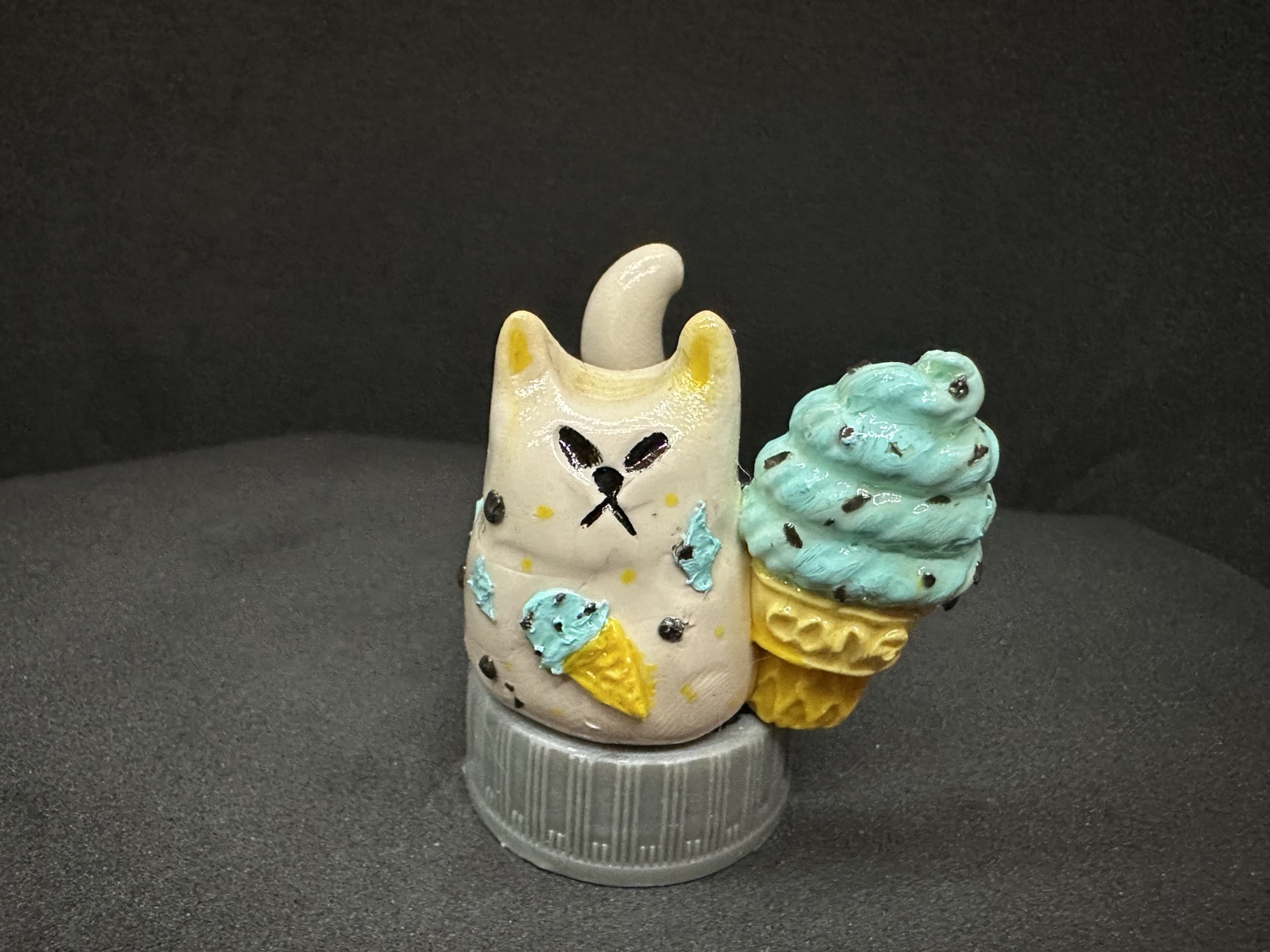 Cream cat figurine with a mint ice cream cone